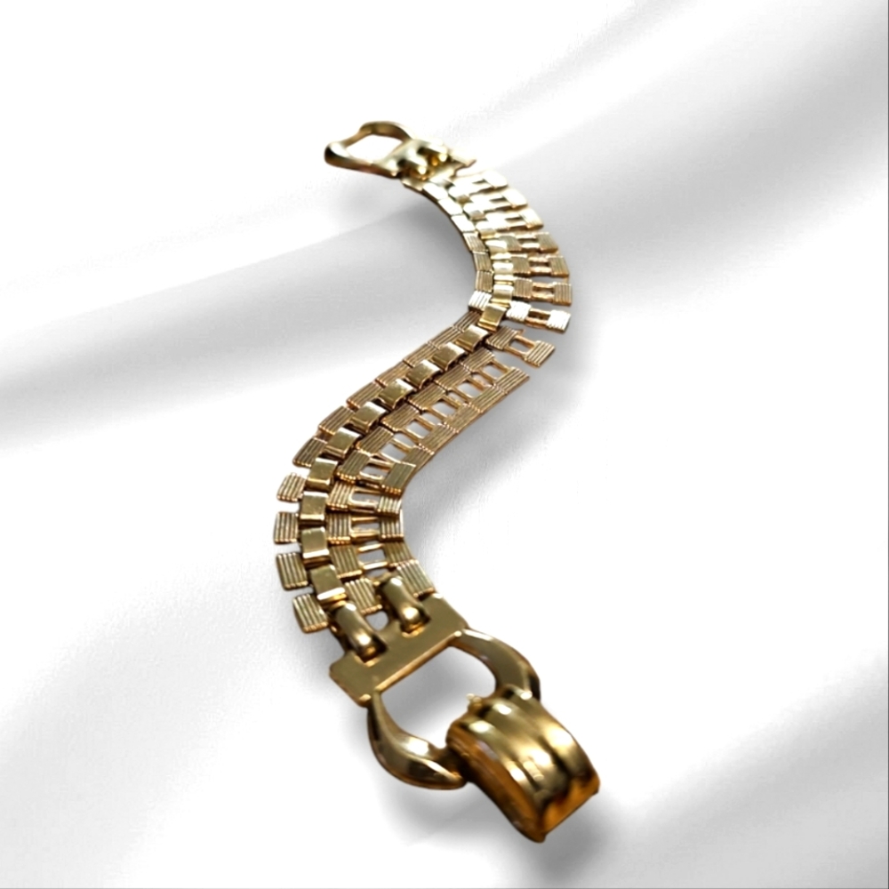 Rare Find,1960,Vintage & Charming GoldTone Bracelet Basket Wave.